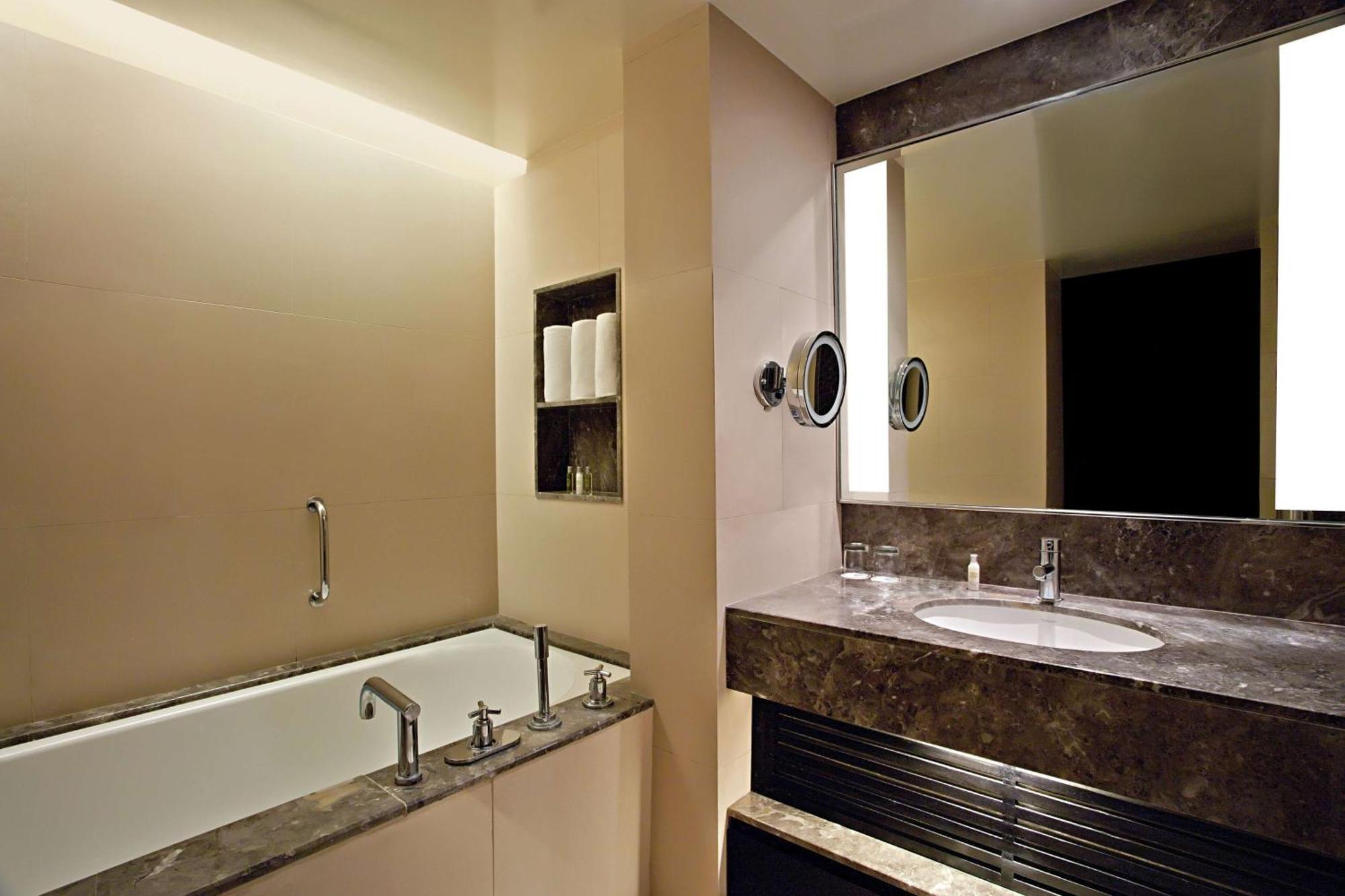 Doubletree Suites By Hilton Bengaluru Outer Ring Road Eksteriør billede